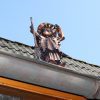 Figure de gouttière Sorcière sur le toit