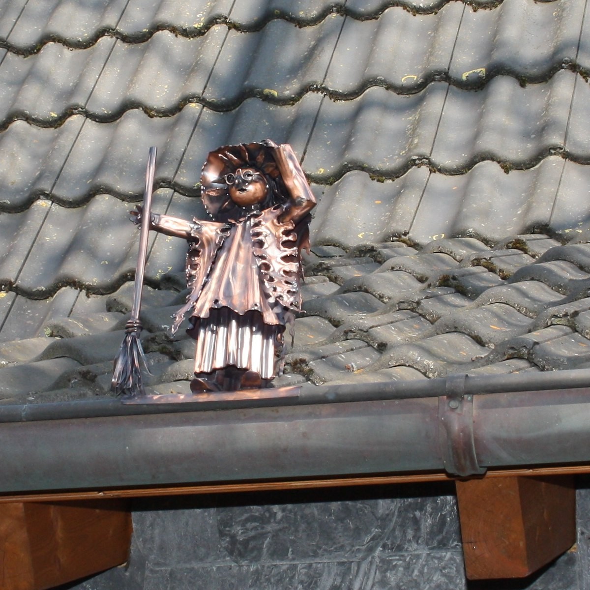 Figure de gouttière Sorcière sur le toit