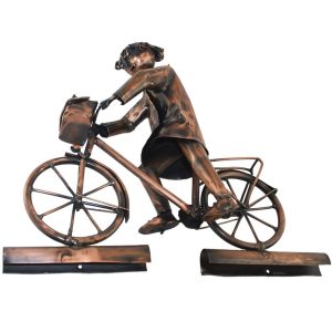 Dachrinnenfigur Frau auf Fahrrad aus Kupfer