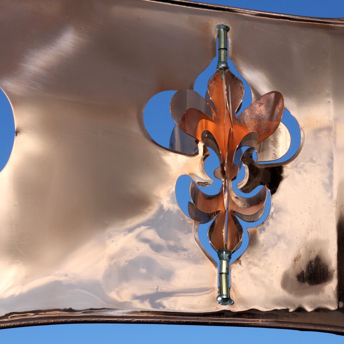 Girouette avec fleur de lys rotative en cuivre