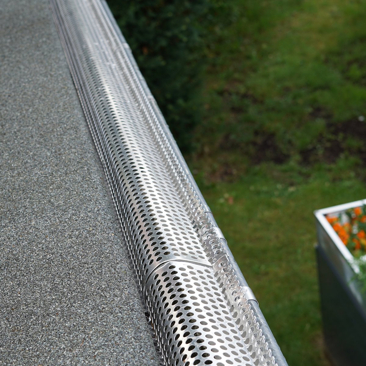 Aluminium Laubschutz Montage der Gitter an Dachrinne
