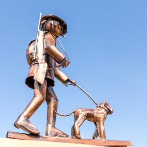 Kupferfigur Jäger mit Hund
