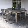 Tuinmeubelset: 4 schommelstoelen en 1 tafel van roestvrij staal en tafelblad van glaskeramiek, hoekig ontwerp