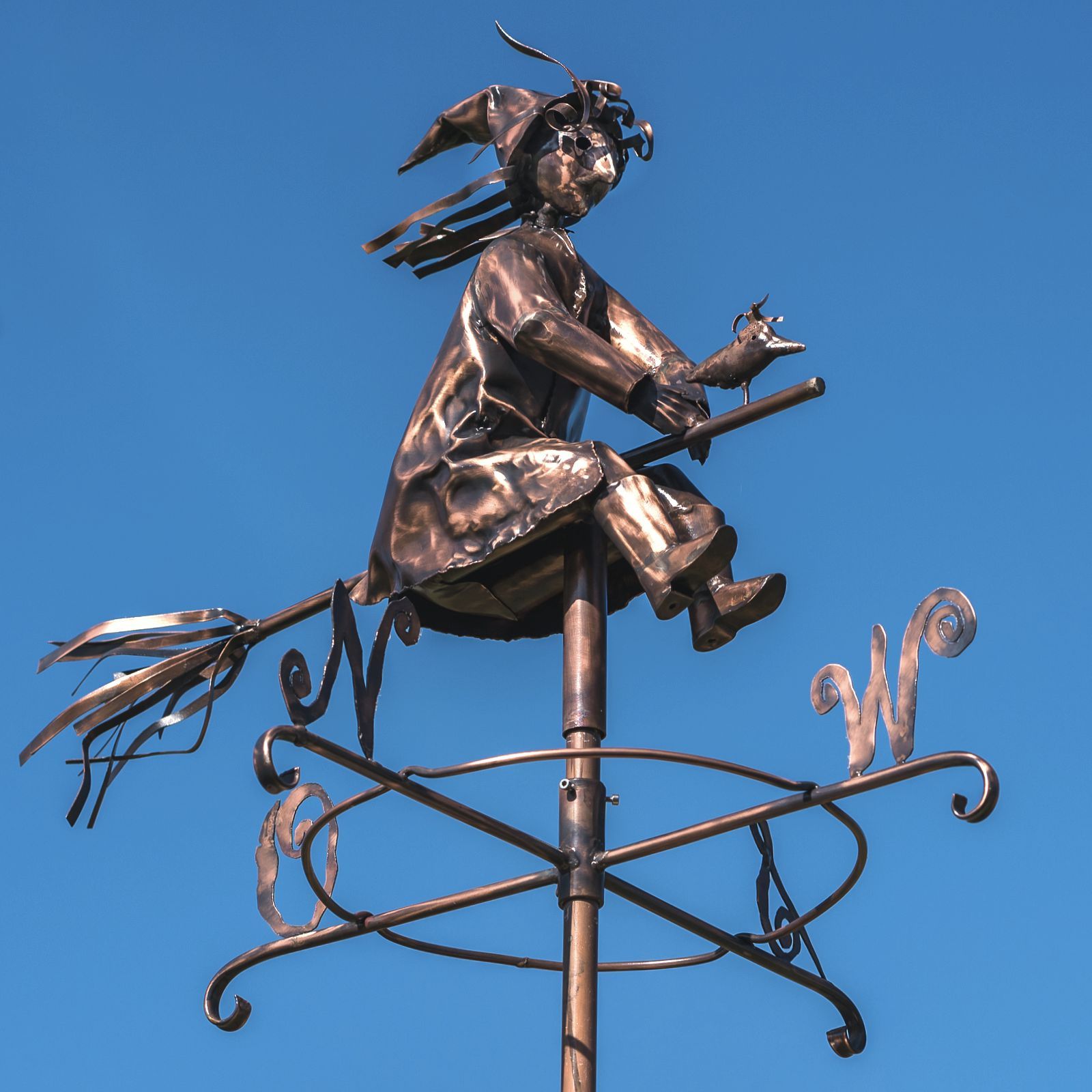 Wetterfahne Hexe auf Besen mit Raabe aus Kupfer (handgefertigt)